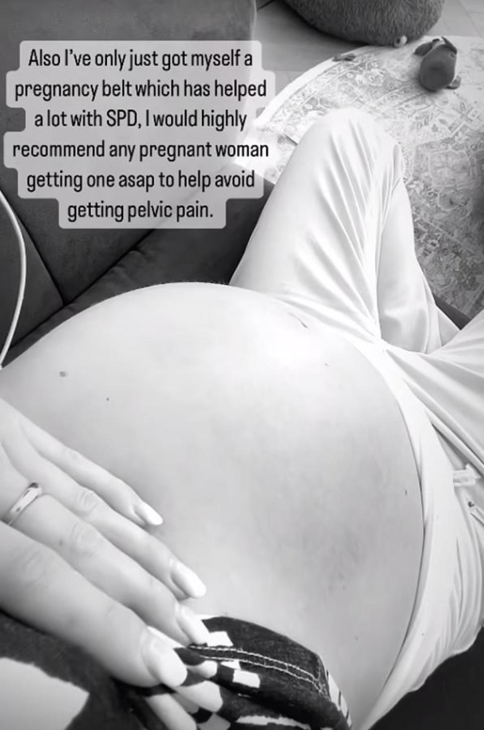 The model urged pregnant followers to talk to their doctor and use a pregnancy belt if they too are experiencing pain (Instagram/Roxy Horner)