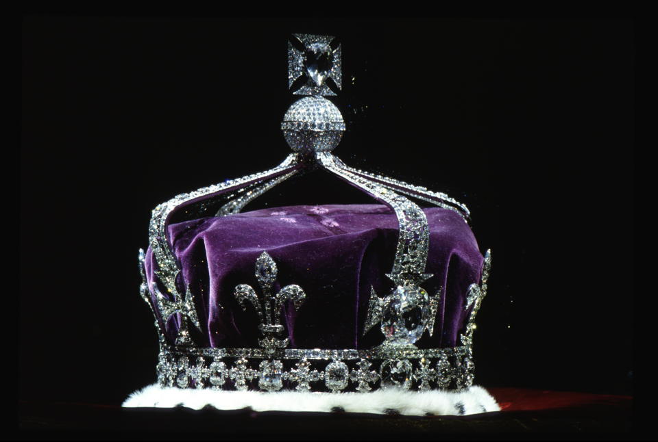 Die Krone von Königin Elisabeth, der Königinmutter (1937), besteht aus Platin und enthält neben anderen Edelsteinen den berühmten Koh-i-noor-Diamanten. An der Spitze sitzt der Cullinan I. (Bild: Getty Images)