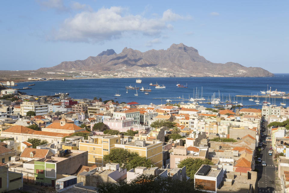 Blick über die Stadt Mindelo, Sao Vicente, Kap Verde. - Copyright: Peter Adams via Getty Images