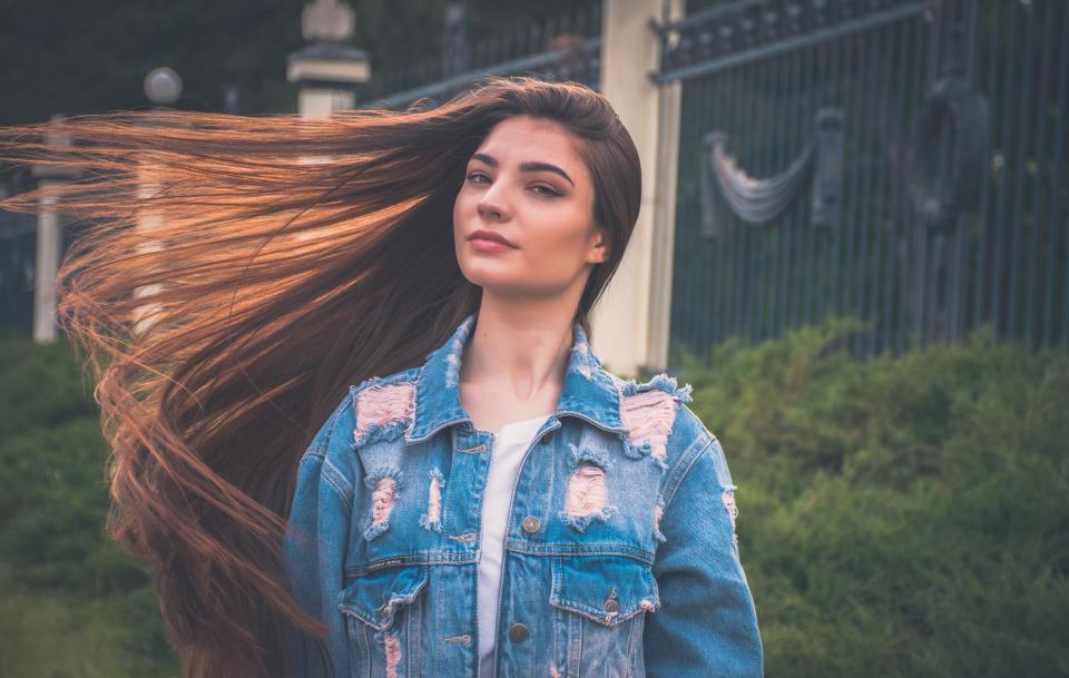 Femme cheveux bruns