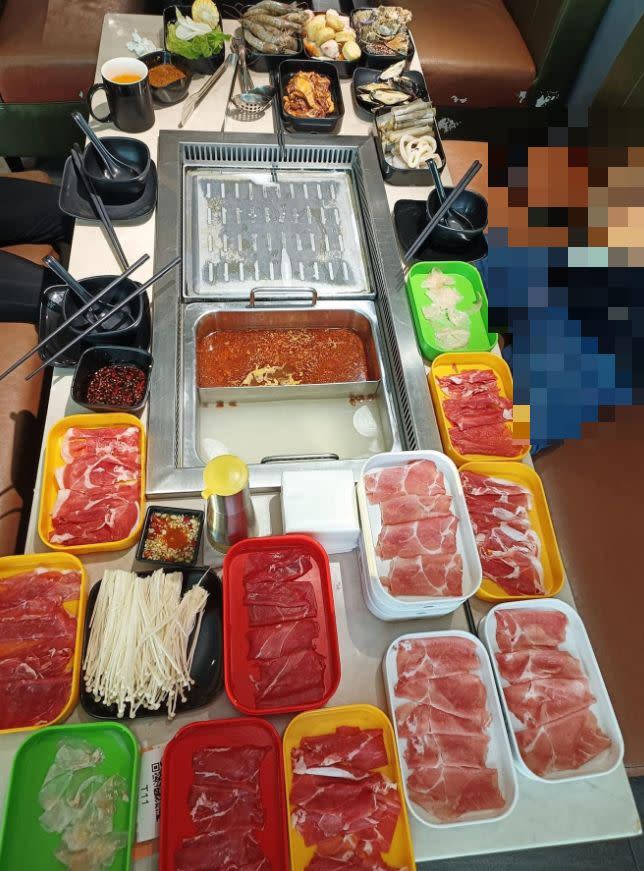 馬來西亞一家火鍋店推出吃到飽促銷，一家5口竟狂點600盤肉，店家還以為遇到大胃王，事後調閱監視器才發現他們將肉藏進塑膠袋打包帶回家，讓老闆相當沮喪。(示意圖非新聞當事人／翻攝自Husky Group Bintulu臉書)