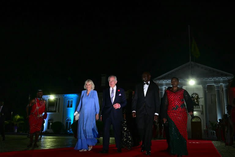Camila y Carlos III, junto al presidente de Kenia, William Ruto, y la primera dama, Rachel Ruto, llegan al Banquete de Estado en la Casa de Estado en Nairobi el 31 de octubre de 2023. (Ben Stansall / AFP)