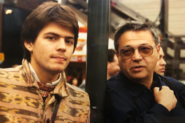 Santiago Vázquez y su padre Eduardo 'Cacho' Vázquez, fundador del Club del Vino. Imagen de comienzos de los noventa, cuando el proyecto se instaló en el galpón reciclado de la calle Cabrera