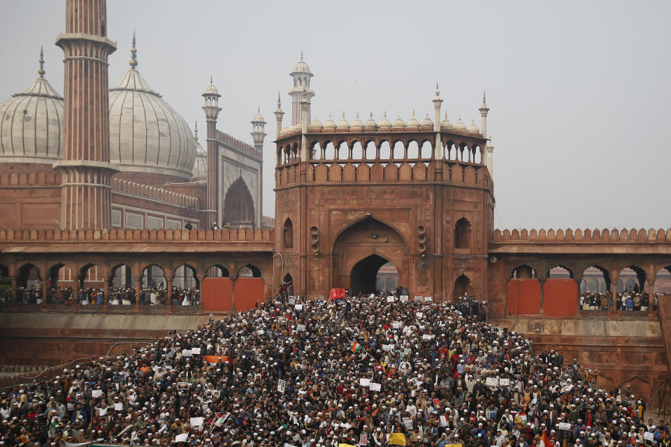 Unas personas se reúnen para protestar contra una ley de ciudadanía el viernes 20 diciembre de 2019, afuera de la mezquita Jama Masjid en Nueva Delhi, India. (AP Foto/Altaf Qadri)