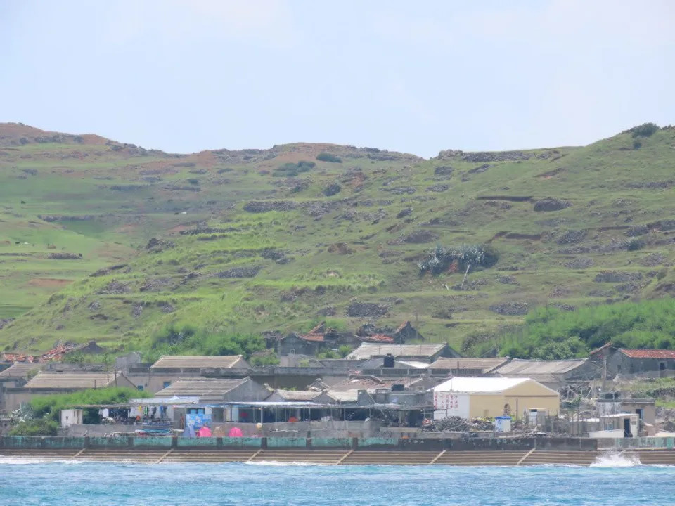 東嶼坪依照地勢闢建梯田，房舍還留下許多咾咕石堆砌而成的石屋，形成特色的景觀。