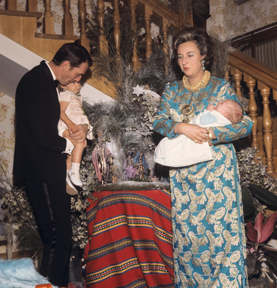 La familia celebró la Navidad de 1969 con dos retoños. Juan Filiberto llegó al mundo ese año, dejando esta tierna estampa en la residencia de los duques de Badajoz en Somosaguas, Madrid. (Foto: Gianni Ferrari / Getty Images)