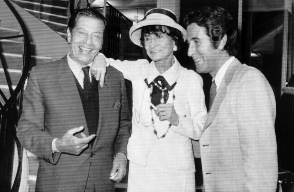 Fashion designer Gabrielle “Coco” Chanel, center, chats with dancer Serge Lifar, left, and Jacques Chazot in Paris, France, 1970. (Photo: AP Photo via Getty Images)