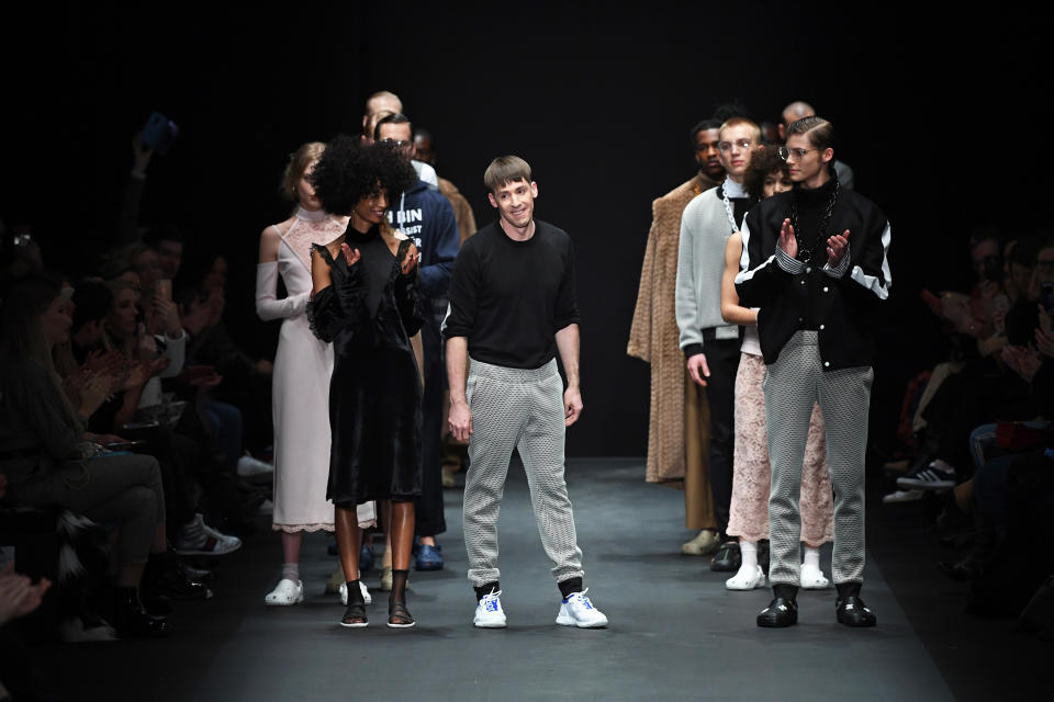 Kilian Kerner wird vom Publikum auf der Berlin Fashion Week umjubelt (Bild: Getty Images)