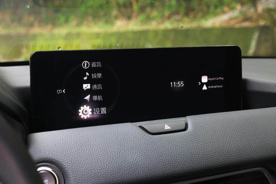 12.3吋中央資訊顯示幕可支援無線Apple CarPlay與有線Android Auto連結功能，但不具備觸控功能，只能從鞍座上的旋鈕來進行操作設定。