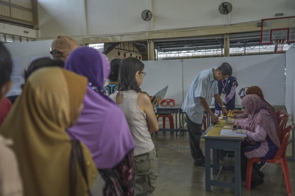 Voters queue to cast their ballots during the Tanjung Piai by-election at SJK(C) Yu Ming in Pontian November 16, 2019. — Picture by Shafwan Zaidon