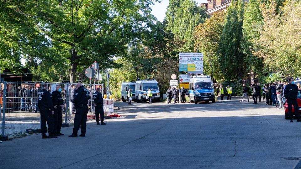 Polizisten stehen am Eingang zum Neuen-Zwölf-Apostel-Friedhof in Schöneberg. Die Beerdigung einer Mutter aus einem bekannten arabischstämmigen Clan in Berlin wird von der Polizei mit 200 Beamten begleitet.