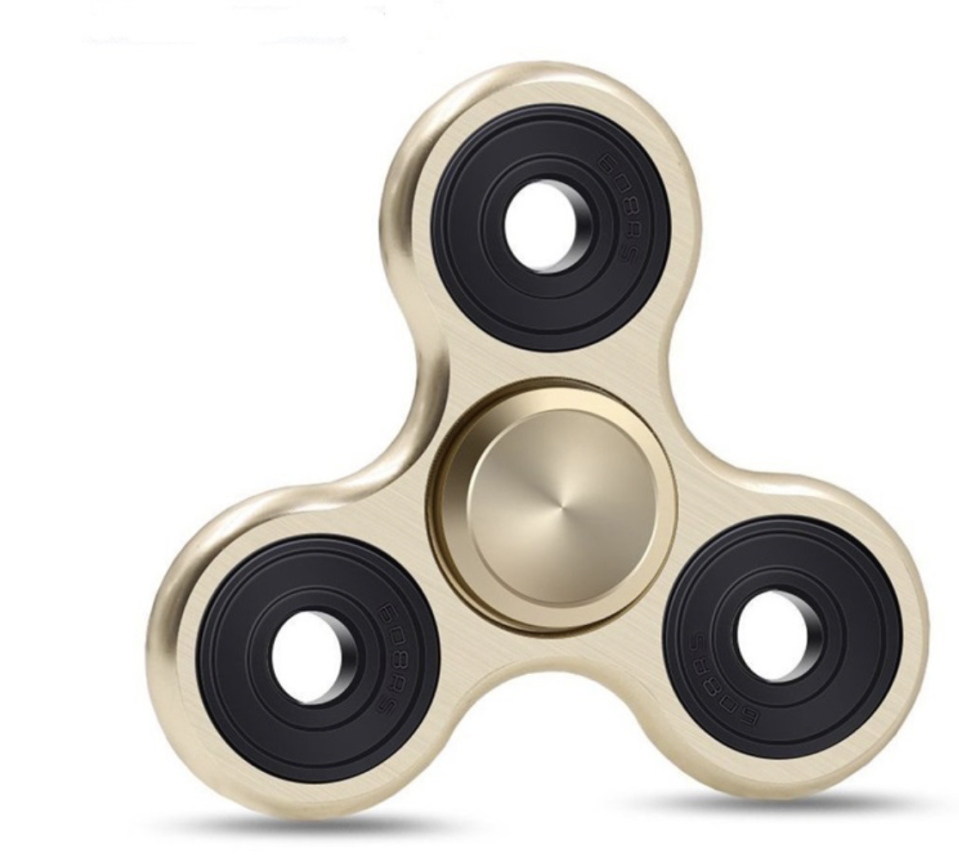 <p>Il fidget spinner è esploso come accessorio di moda per i più giovani l’anno scorso ma in realtà nasce come anti stress. Il progetto risale al 1997 però ha avuto un boom pazzesco soltanto nel 2018 e tuttora ha un successo enorme tra gli under 20. Questo lo produce Zekpro. Prezzo: 6,99 euro su amazon.it </p>