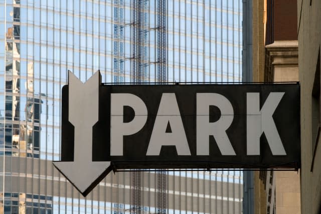 B49P96 Park sign showing arrow with building in background. Image shot 09/2008. Park; Sign; Arrow; City; Downtown; Parking; Chic