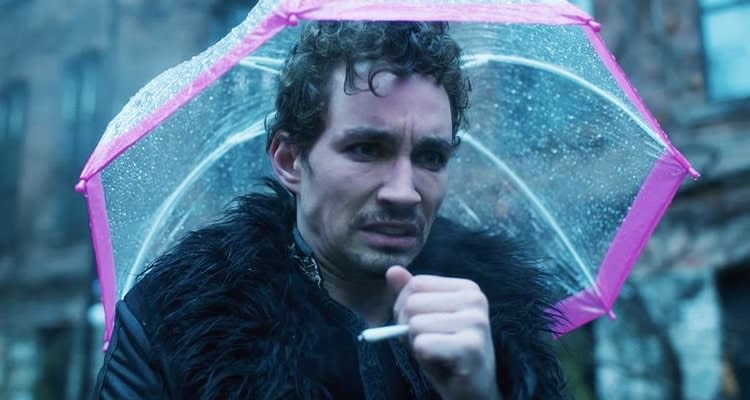 <div><p>"I just binge-watched <i>The Umbrella Academy</i>, then decided to watch some of his other works and found out that he's actually Irish. His American accent is so good, I never would've guessed!"</p><p>—<a href="https://www.buzzfeed.com/marie-francel" rel="nofollow noopener" target="_blank" data-ylk="slk:marie-francel;elm:context_link;itc:0;sec:content-canvas" class="link ">marie-francel</a></p><p><b>Where you know his American accent from:</b> <i>The Umbrella Academy</i></p><p><b>Where he's actually from:</b> Port Laoise, Ireland</p></div><span> Netflix / Everett</span>