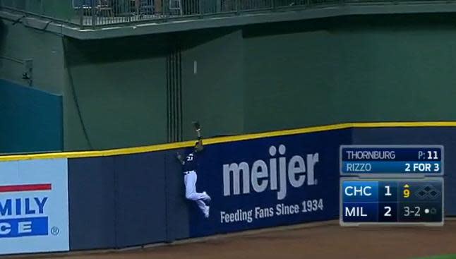 Keon Broxton of the Brewers skies to rob Anthony Rizzo of a game-tying home run. (MLB screen grab)