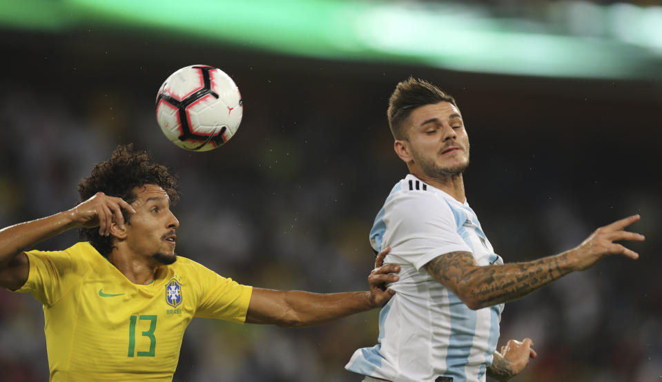 El brasileño Marquinhos (izquierda) y el argentino Mauro Icardi disputan un balón aéreo durante el partido amistoso en Yeda, Arabia Saudita, el martes 16 de octubre de 2018. (AP Foto).