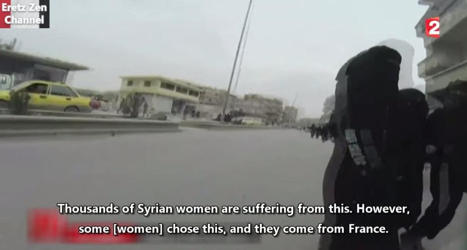 大勢のシリア人女性が、こうした掟に苦しめられている。だが、自分の意志でフランスから来た女性たちもいる。