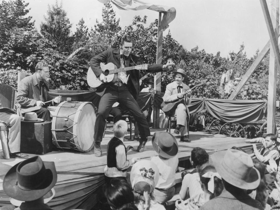 Elvis Presley no estuvo muy contento con que exprimieran su faceta musical en su debut como actor en 1956. (Foto de RDB/ullstein bild via Getty Images)