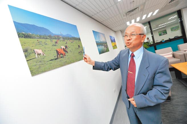 二度回鍋的台糖董事長陳昭義24日接受本報專訪，喜愛攝影的他，辦公室掛滿台糖同仁的攝影作品，對於每張照片中的景點與歷史故事如數家珍。（黃世麒攝）