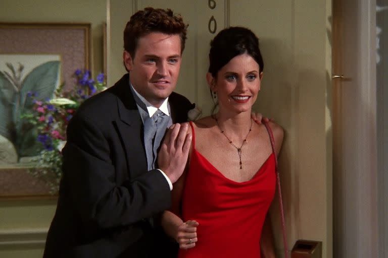 Matthew Perry y Courteney Cox en una escena de Friends.