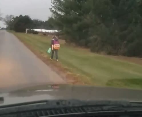 La niña Kirsten Cox, de 10 años, camina de su casa a la escuela en Ohio, un camino de varias millas a temperatura cercana a la congelación, como castigo impuesto por su padre, que la grabó en video desde su auto, por haber cometido bullying contra otros estudiantes a bordo del autobús escolar. (Facebook/Matt Cox)