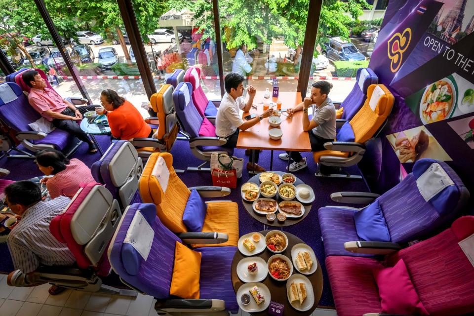 Abren en Tailandia un restaurante con asientos y comida de avión