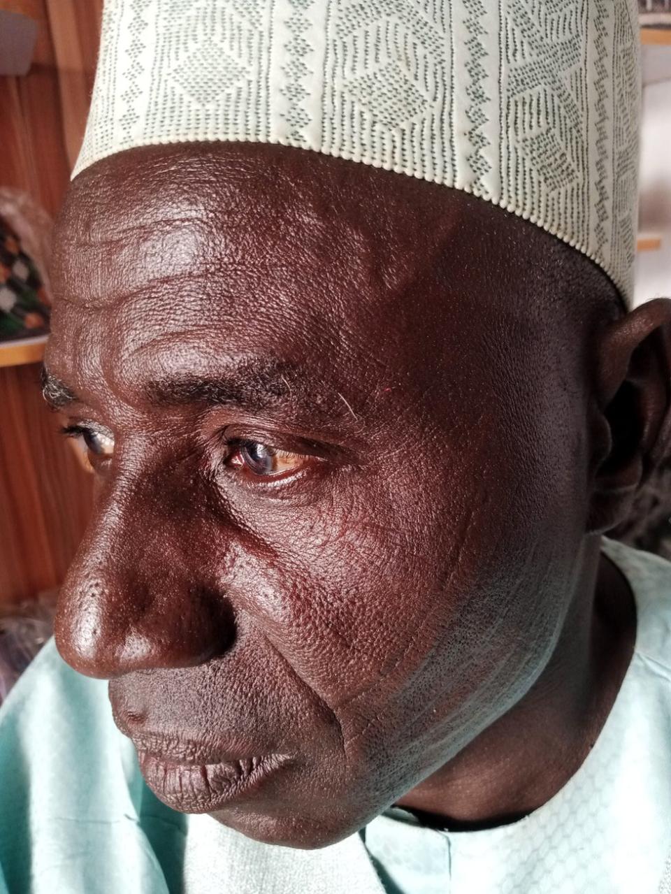 Hombre con el tradicional gorro hausa