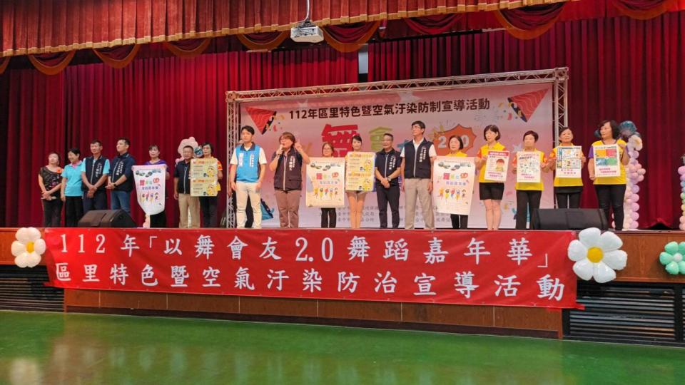 台中市議員、立委參選人羅廷瑋（淡藍背心者）上台參與活動。翻攝台中市南區區公所臉書