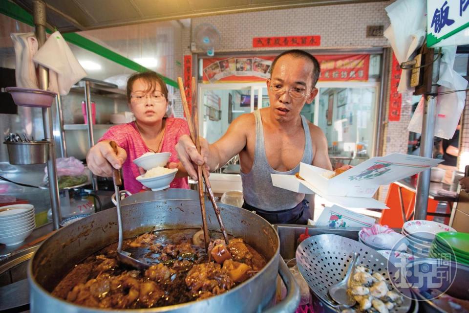 鄧永成長子鄧志凌（右）、長女鄧虹樺（左）在攤頭做生意，老店以外帶客居多。