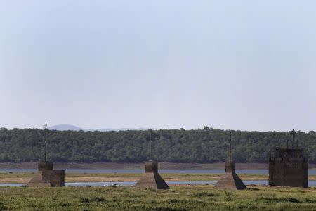 A general view showing low water levels on the Kariba dam in Kariba, Zimbabwe, February 19, 2016. REUTERS/Philimon Bulawayo