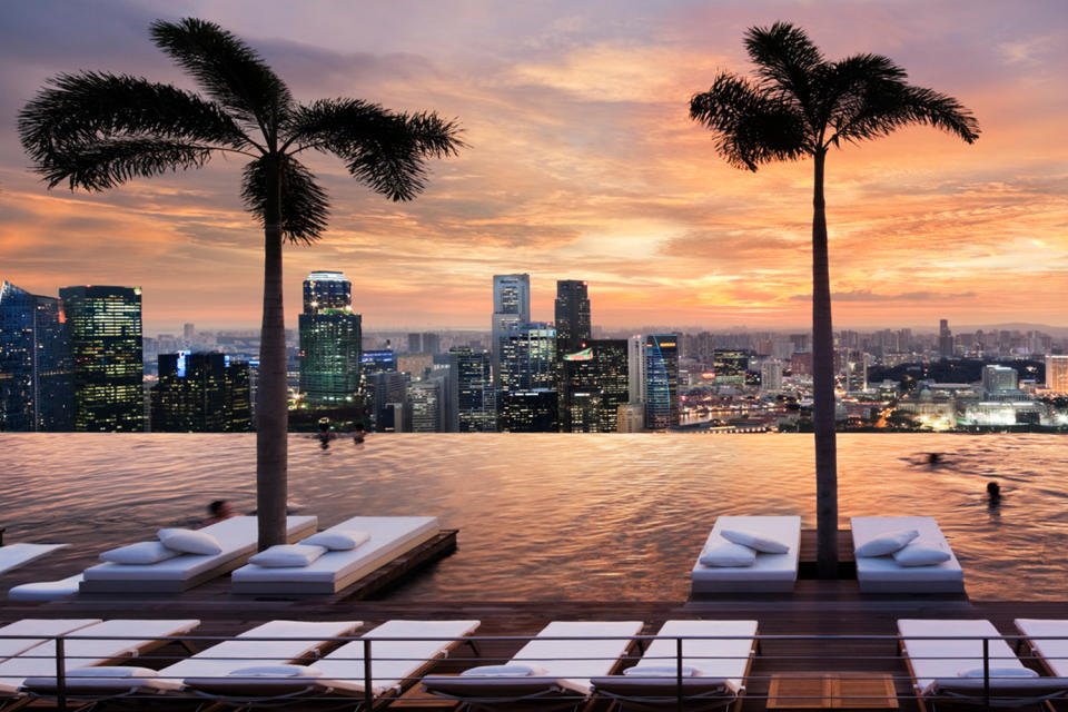 Diesen atemberaubenden Ausblick aus über 190 Metern Höhe dürfen Hotelgäste in Singapur genießen. (Bild: Marina Bay Sands-Resort)