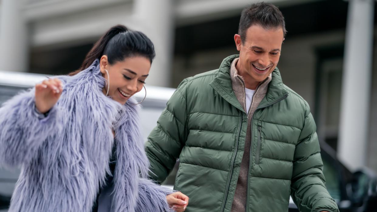  Aimee Garcia and Freddy Prinze Jr in Christmas with You 