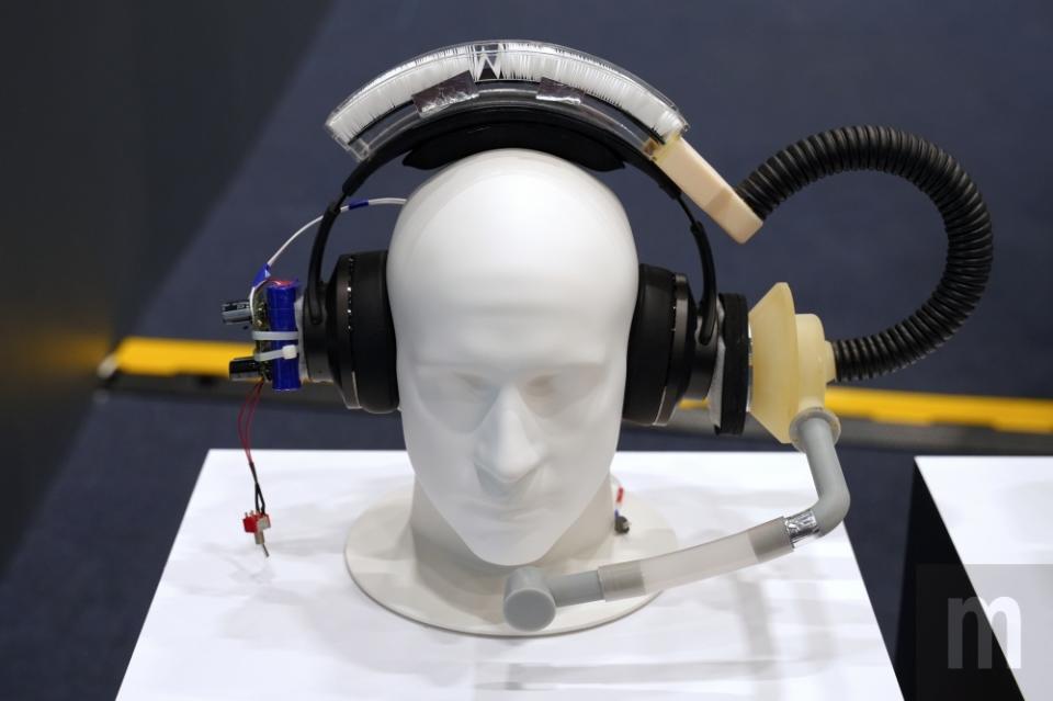 ▲早期構思原型包含在全罩式耳機加上呼吸管的詭異設計