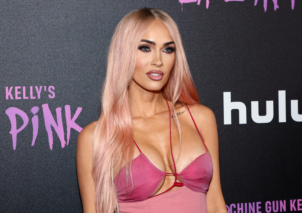 <p>Como una Barbie humana. Así apareció Megan Fox en el estreno del documental de la cadena Hulu ‘Machine Gun Kelly's Life in Pink’ sobre la vida de su chico. Y es que la actriz de 36 años cambió su habitual cabello oscuro por una llamativa melena rubia. (Foto: Arturo Holmes / WireImage / Getty Images).</p> 