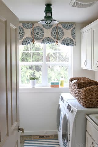 <p><a href="https://theinspiredroom.net/2014/11/25/make-no-sew-rolled-fabric-shade/" data-component="link" data-source="inlineLink" data-type="externalLink" data-ordinal="1">The Inspired Room</a></p>