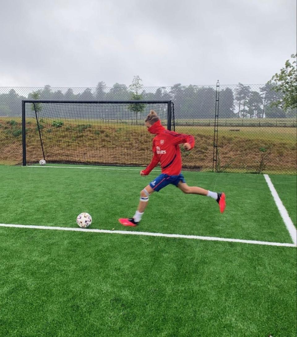 Aunque parece que Beckham tiene un futuro prometedor como modelo, también le gusta el fútbol. En su Instagram se pueden ver numerosas imágenes de él jugando con sus hermanos y su padre. (Foto: Instagram / <a href="https://www.instagram.com/p/CBlcy-FjOB0/" rel="nofollow noopener" target="_blank" data-ylk="slk:@romeobeckham;elm:context_link;itc:0;sec:content-canvas" class="link ">@romeobeckham</a>)