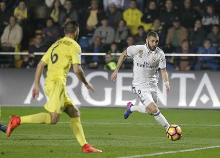 Football Soccer - Villarreal v Real Madrid - Spanish La Liga Santander - Ceramica Stadium, Villarreal, Spain, 26/02/17 Villarreal's Victor Ruiz and Real Madrid's Karim Benzema in action. REUTERS/Heino Kalis