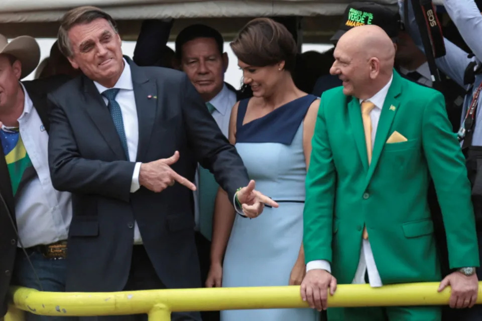 Brazil's President Jair Bolsonaro gestures during a campaign rally after a military parade to celebrate the bicentennial independence of Brazil in Brasilia, Brazil September 7, 2022. REUTERS/Ueslei Marcelino