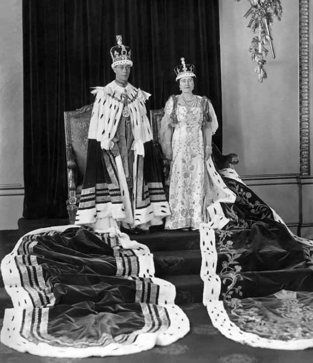 König Georg VI. und Königin Elisabeth I. posieren für ihr offizielles Krönungsporträt im Buckingham Palace am 12. Mai 1937. - Copyright: Keystone-France/Gamma-Keystone via Getty Images
