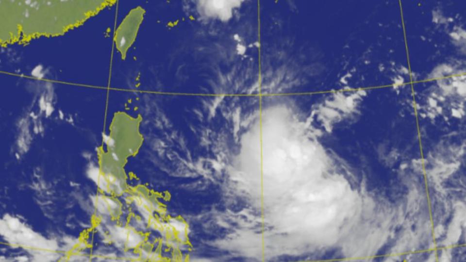 熱帶性低氣壓目前位於菲律賓東方海面。（圖／翻攝自中央氣象局網站）