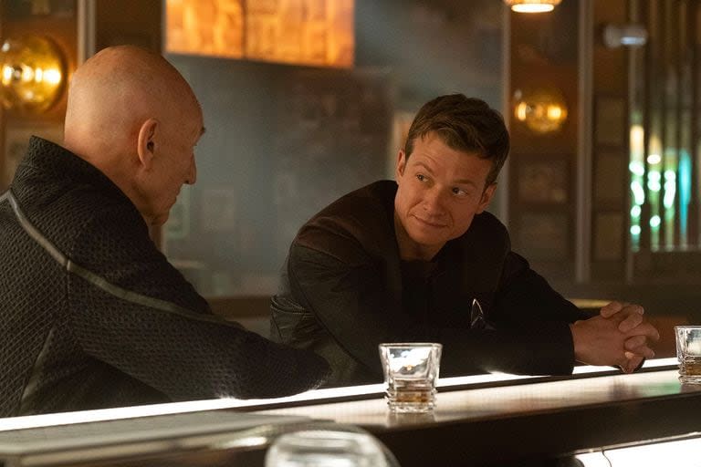 Patrick Stewart, en el rol de Picard, junto con Ed Speleers como Jack Crusher en Star Trek: Picard 