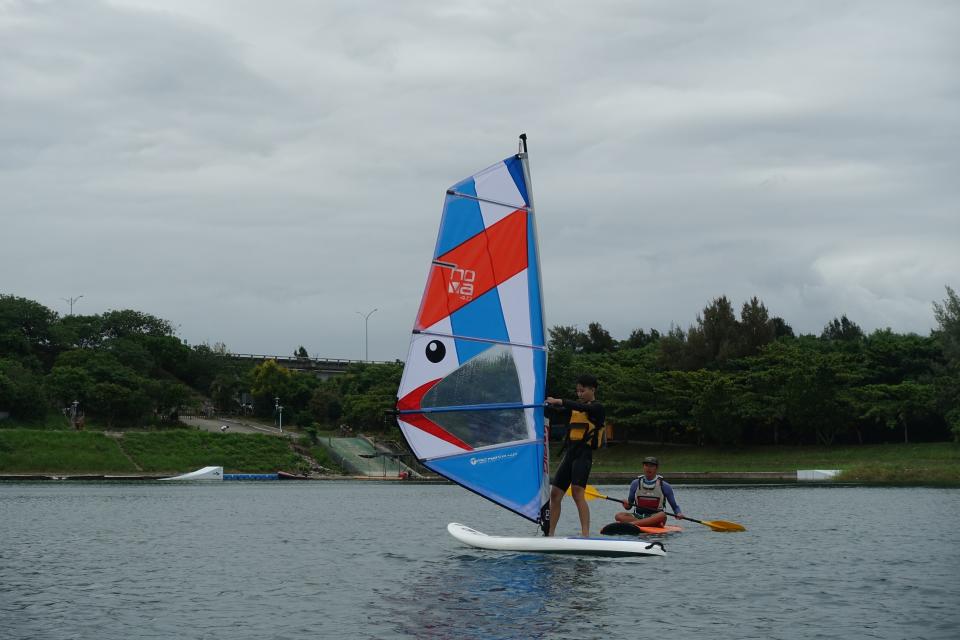 學生水域運動體驗營，台東森林公園活水湖風浪板體驗。