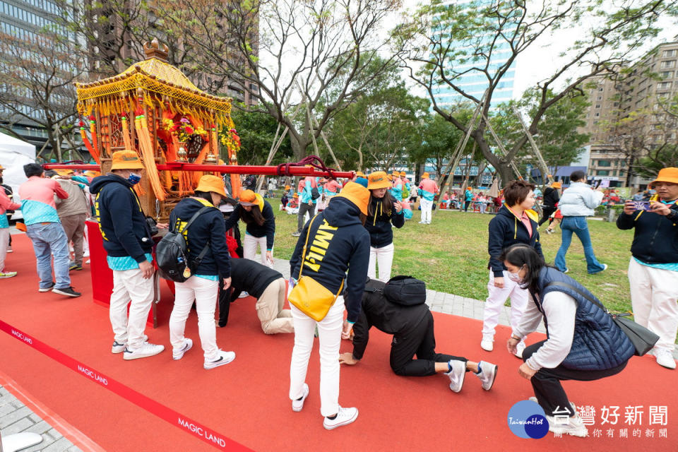 景福宮首度請出開漳聖王神尊，隨著繞境隊伍於藝文廣場供信眾鑽轎底祈求好運道。