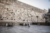 Un judío ortodoxo reza junto al Muro de las Lamentaciones de Jerusalén (Israel), el 29 de marzo. (Foto: Ilia Yefimovich / picture alliance / Getty Images).