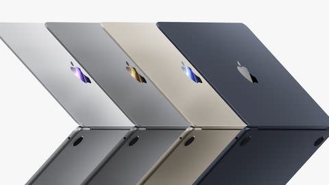除了原有的銀色和太空灰色，MacBook Air 也推出兩種全新美麗外觀：「午夜色＆星光色」！PHOTO CREDIT: 蘋果 APPLE