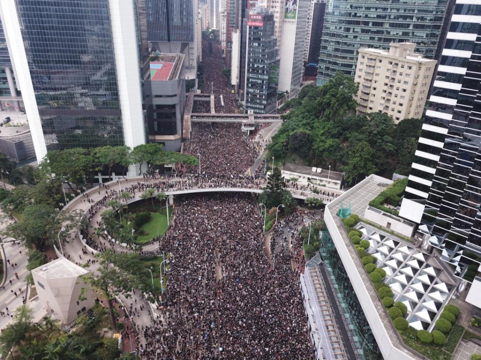 6月16日反修例黑衣大遊行，下午4時45分太古廣場對開金鐘道實況。香港市民梁斐航拍。