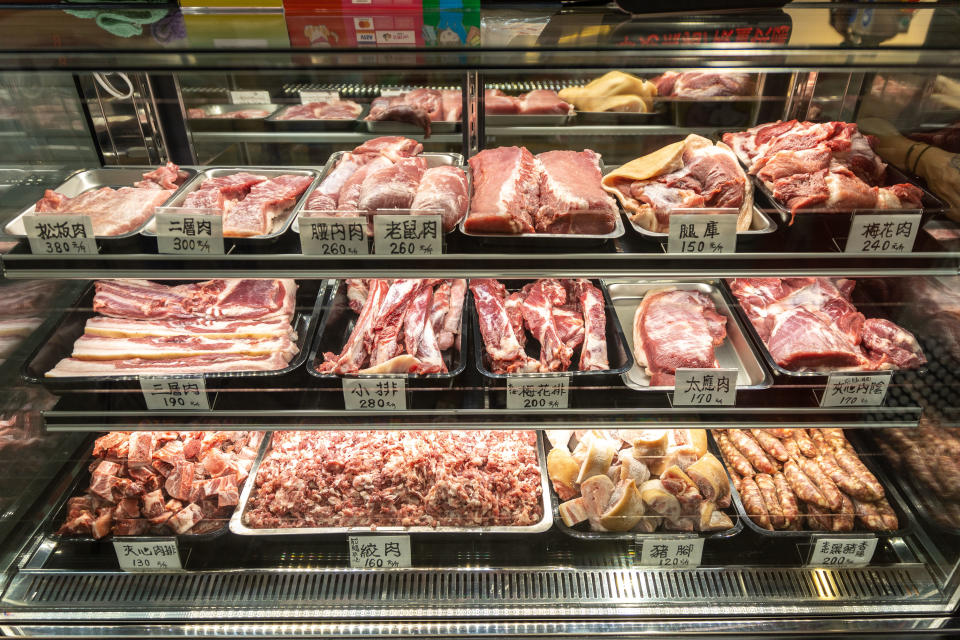 圖/以透明冷藏冰箱分部位陳列肉品方便選購(新北市政府市場處提供)
