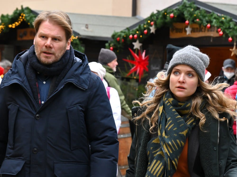 "Erzgebirgskrimi: Ein Mord zu Weihnachten": Kommissar Robert Winkler (Kai Scheve) und seine Kollegin Karina Szabo (Lara Mandoki) besuchen den Stand von Markert. (Bild: ZDF/Hardy Spitz)