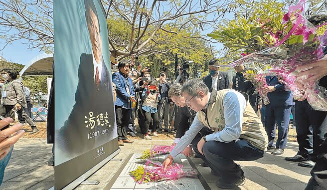 3月13日是台南市正義與勇氣紀念日，台日百餘人一起追思湯德章，市長黃偉哲（蹲者右一）在台南第1個二二八不義遺址紀念標示、湯德章受難場址處獻花。（曹婷婷攝）