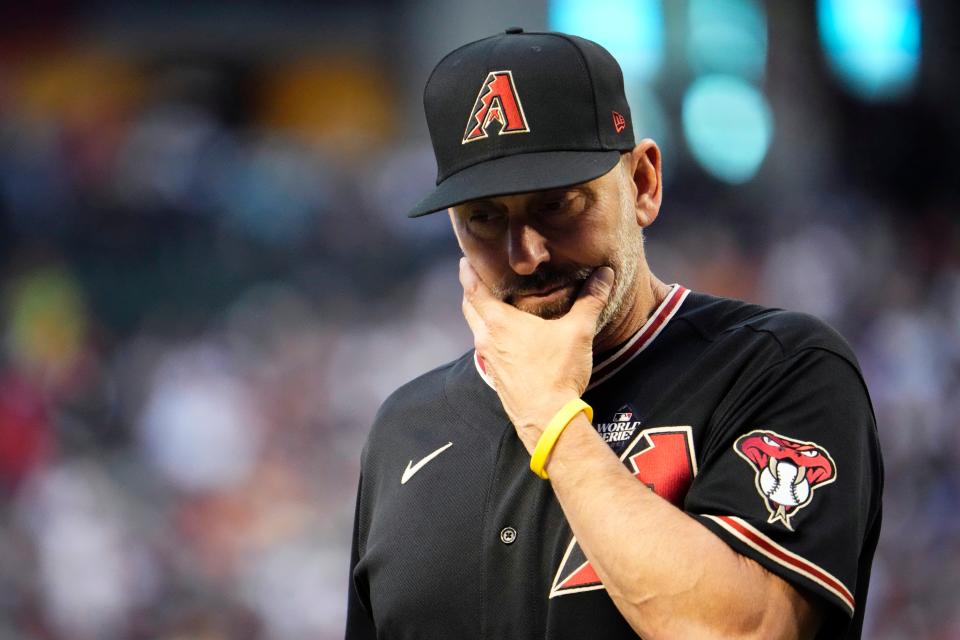 Torey Lovullo (17), Manager der Arizona Diamondbacks, geht nach einem Pitching-Wechsel gegen die Texas Rangers während des zweiten Innings in Spiel 4 der World Series 2023 im Chase Field in Phoenix, AZ, zum Dugout.  Die DBacks verloren gegen die Rangers mit 11:7, womit die Rangers in der World Series einen Stand von 3:1 haben.